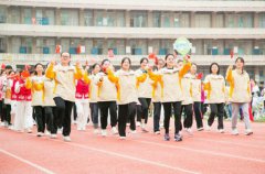 亲子体育游戏中家长们积极踊跃地参与进来