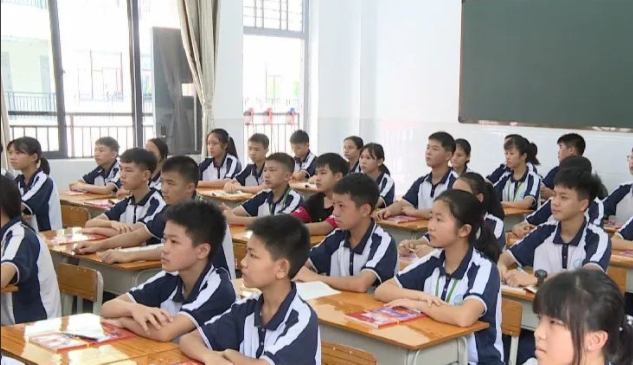 让校园充溢阳光花香让英勇的生命之花在时间的枝头开放美的希冀