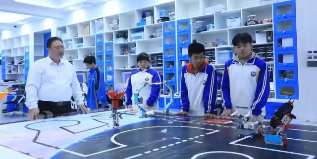 从小筑牢科技素质根基发展战略学会人工智能与机器人教育